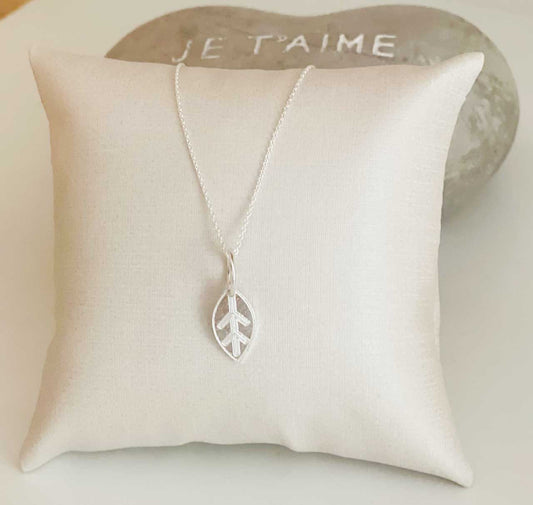 Pura Alma's Leaf Pendant With Chain